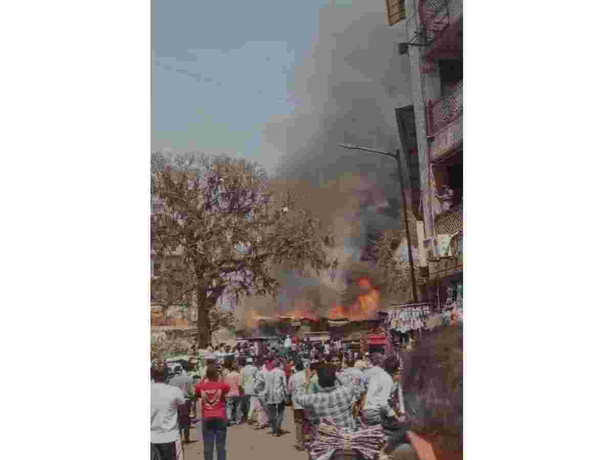 અમદાવાદના કાલુપુર બજારમાં આગ, 20 ગાડીઓ ઘટના સ્થળ પર લોકોમાં ભયનો માંહોલ