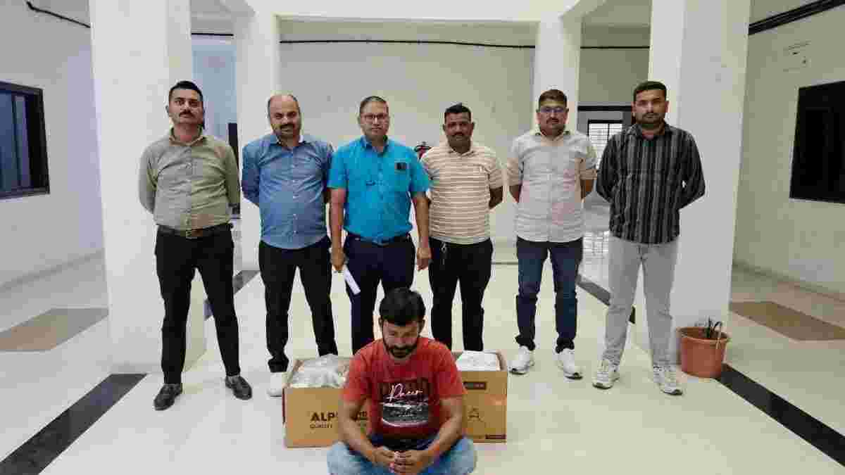 અમદાવાદ: ધોળકાના સરંડી ગામમાં બોગસ ડોક્ટર ઝડપાયો: એલોપેથિક સારવારના નામે લોકોના જીવ સાથે ચેડાં