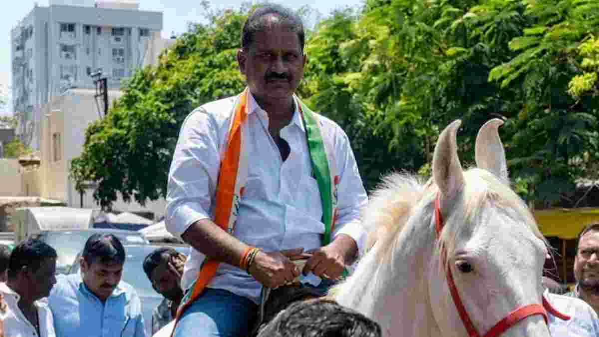 રાજકોટમાં અનોખી સ્ટાઈલમાં કોંગ્રેસે નોંધાવી ઉમેદવારી