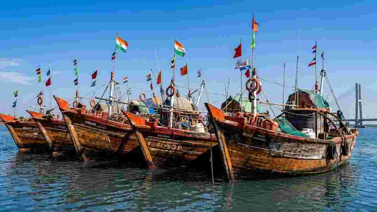 દ્વારકા દરિયામાં મોટી રેડ: 55 માછીમારી બોટ કબ્જે
