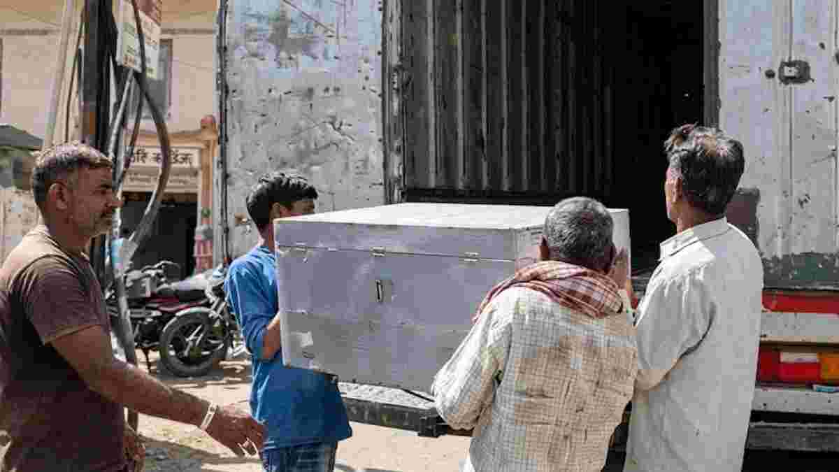 રાજકોટ મનપા ચૂંટણીને લઈને વહીવટી તંત્ર એક્શન મોડમાં, EVM વિતરણ પ્રક્રિયા શરૂ