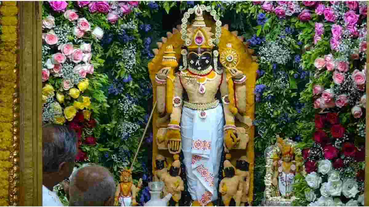 દ્વારકાધીશ મંદિરમાં અખાત્રીજથી ‘ચંદન વાઘા’ મનોરથ શરૂ: બે મહિના ઠાકોરજીને શીતળ શૃંગાર અને ઠંડા ભોગ આપવામાં આવશે