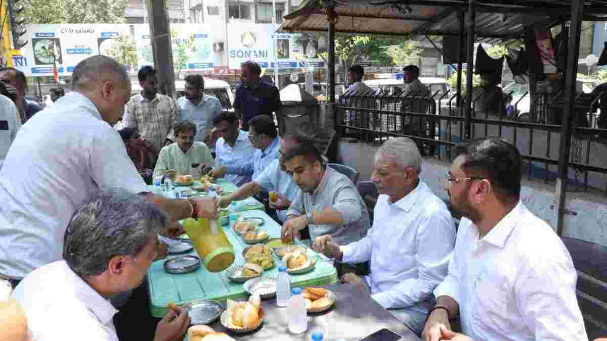 મીની બજારમાં હર્ષ સંઘવી  કાર્યકરો સાથે નાસ્તો માણતા નજરે પડ્યા