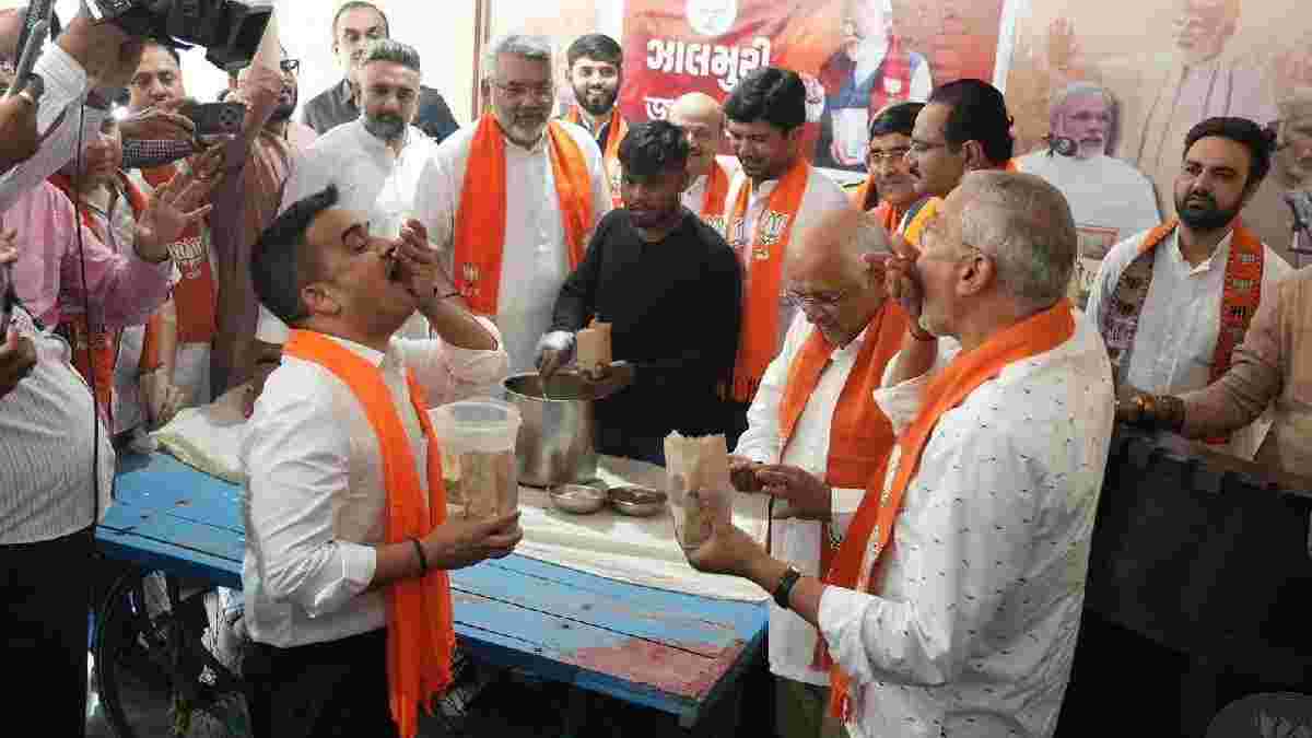ગાંધીનગરમાં કમલમ ખાતે વિજયોત્સવ, CM-DyCM સહિત પ્રદેશ પ્રમુખની ઝાલમુરી ખાઈને ઉજવણી