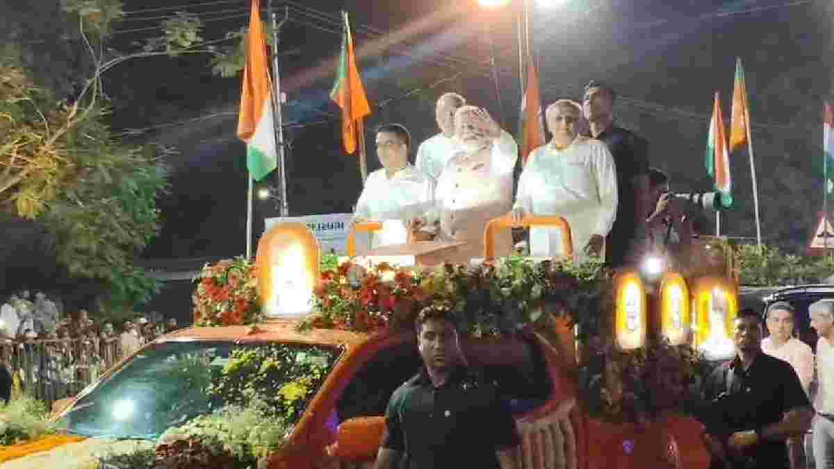 કર્મભૂમિ વડોદરામાં PM નરેન્દ્ર મોદીનો રોડ શો: મોટી સંખ્યામાં સંસ્કારી નગરીના લોકો રોડ શોમાં જોડાયા