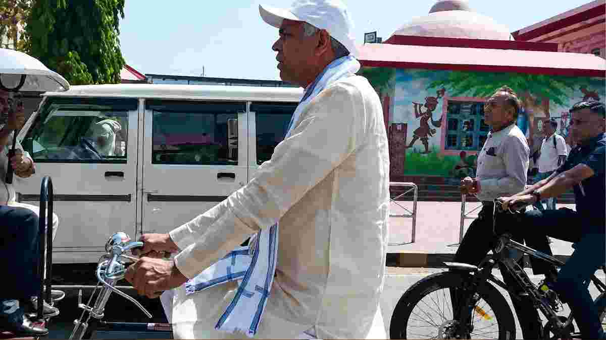 ગુજરાતના રાજ્યપાલ આચાર્ય દેવવ્રત ટ્રેનમાં પહોંચ્યા, પત્ની સાથે સાયકલ ચલાવી ગુરુકુલ ગયા