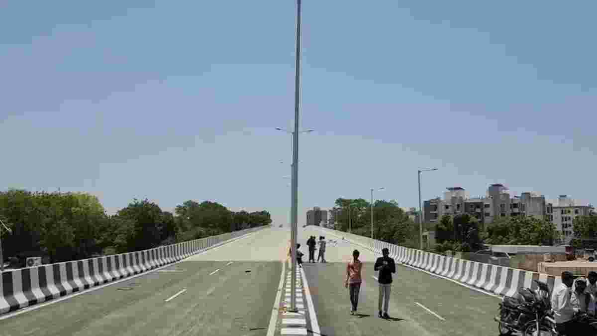 રાજકોટના સાંઢિયા બ્રિજની ગુણવત્તા સામે સવાલ, લોકાર્પણ પહેલાં જ બેસી ગયો!