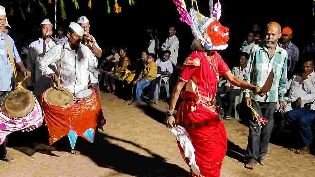 મશાલના અજવાળે ગુંજ્યું કપરાડાનું દંહીખેડ: ભવ્ય ‘ભોવાડા નૃત્ય’ મહોત્સવ સંપન્ન