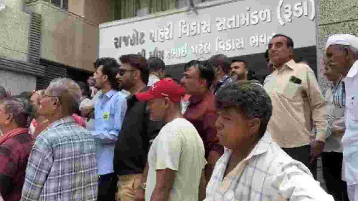 રાજકોટ રૂડા કચેરીએ આવાસ ફાળવણી વિવાદે ભભૂકી ઉઠ્યો વિરોધ, પરિશ્રમ ટાઉનશિપના 200થી વધુ લોકોની રજૂઆત