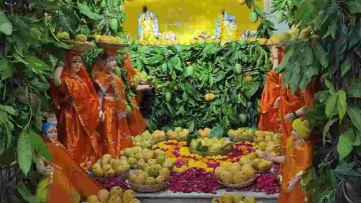 વડોદરાના 150 વર્ષ જૂના લક્ષ્મીનારાયણ ખડાયતા મંદિરમાં પ્રથમ વખત 501 કિલો કેરીનો ભવ્ય આમ્રોત્સવ યોજાયો