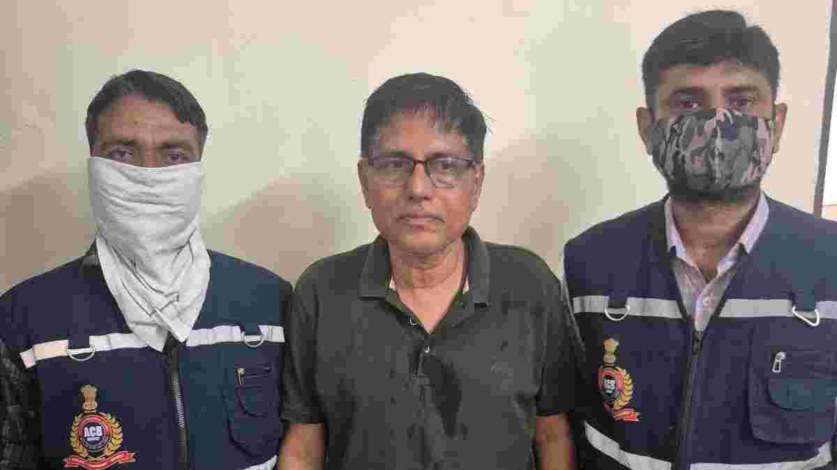 5 લાખની લાંચ કેસમાં ગાંધીનગરનો ક્લાસ-1 અધિકારી ACBના હાથે ઝડપાયો