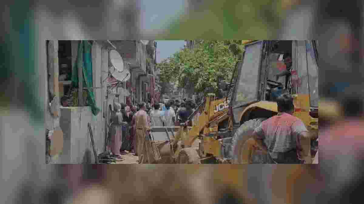 ચાંદલોડિયા મહાદેવનગરમાં AMCની ડિમોલિશન કાર્યવાહી શરૂ, 40થી વધુ મકાનો તોડવાની કામગીરી