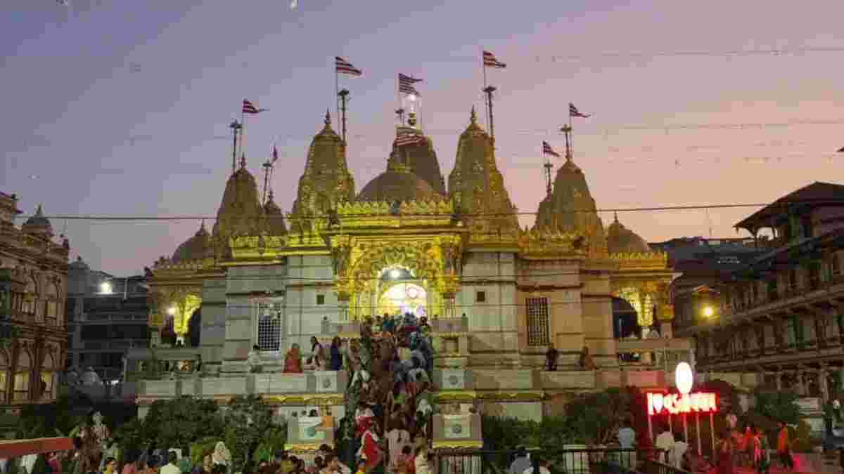 વડતાલ ખાતે શ્રી સ્વામિનારાયણ મંદિરમાં વડાપ્રધાન નરેન્દ્ર મોદીના દીર્ઘાયુષ્ય માટે મહાઆરતી યોજાઈ