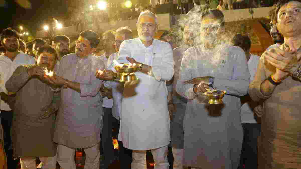 જગદીશ વિશ્વકર્માના નેતૃત્વમાં વડનગરના શર્મિષ્ઠા તળાવ ખાતે મહાઆરતી, મોદીના 12 વર્ષના કાર્યકાળની ઉજવણી કરાઈ