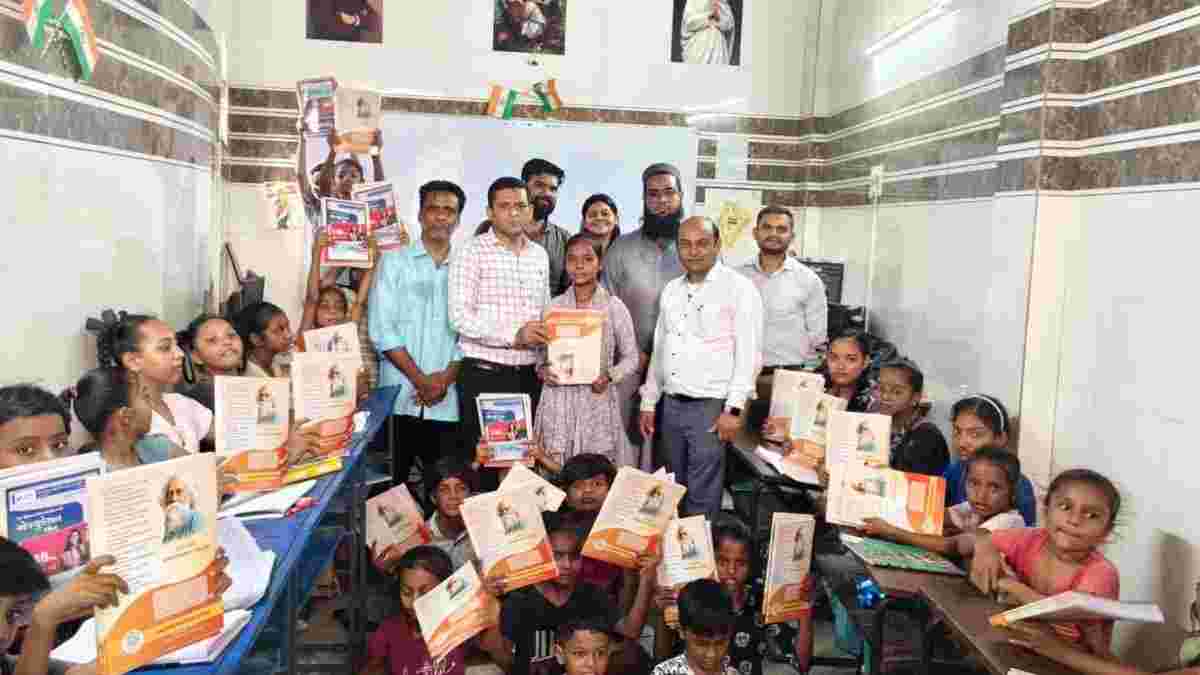 અમદાવાદના ઉમંગ સેવા ટ્રસ્ટ દ્વારા ગરીબ બાળકોને મફત ચોપડાઓનું વિતરણ