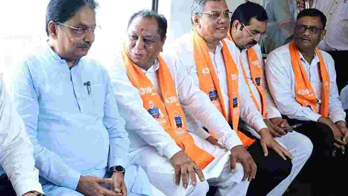 પ્રગતિ પથ યાત્રા અંતર્ગત આગેવાનોનો અમદાવાદ મેટ્રોનો પ્રવાસ