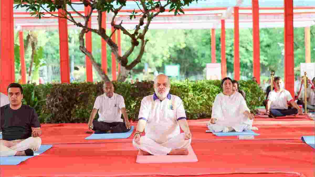 યોગ દિવસ પર અમદાવાદમાં અમિત શાહે કર્યા યોગાસન