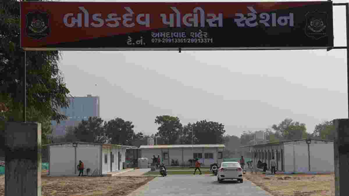 અમદાવાદના સાયન્સ સિટી રોડ પર પિતા-પુત્ર દારૂના જથ્થા સાથે ઝડપાયા,