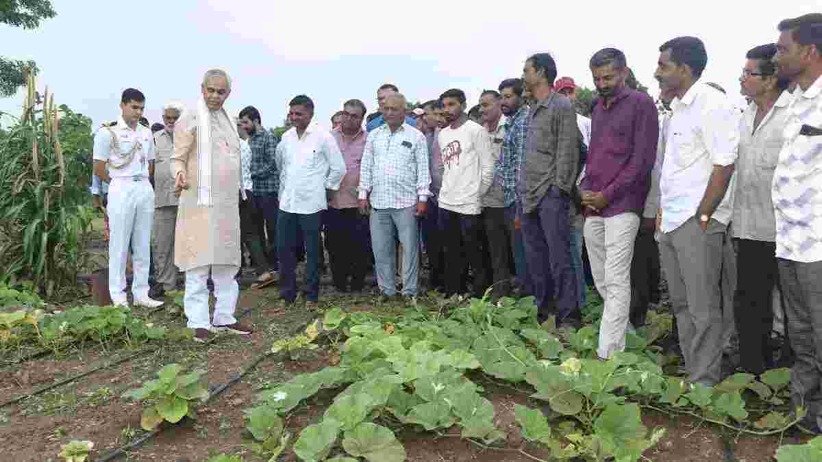 ઘોઘાના કરેડા ગામે રાજ્યપાલ આચાર્ય દેવવ્રતજીનો પ્રાકૃતિક ખેતી પ્રત્યેનો સંદેશ, ખેતરમાં હળ ચલાવી ખેડૂતોને પ્રેરણા આપી