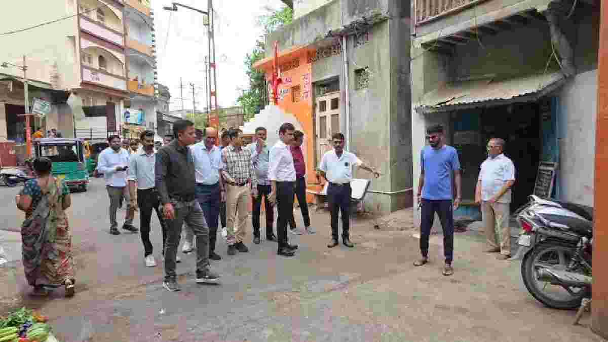 જામનગરમાં મનપાનું મેગા સફાઈ અભિયાન: સુભાષ શાક માર્કેટમાં કમિશનર સહિત અધિકારીઓનું નિરીક્ષણ