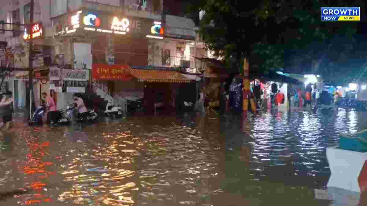 વાપીમાં વરસાદનો કહેર, ગુંજનમાં રસ્તાઓ બન્યા નદી; NDRF-SDRF મેદાનમાં, 6 દિવસનું રેડ એલર્ટ