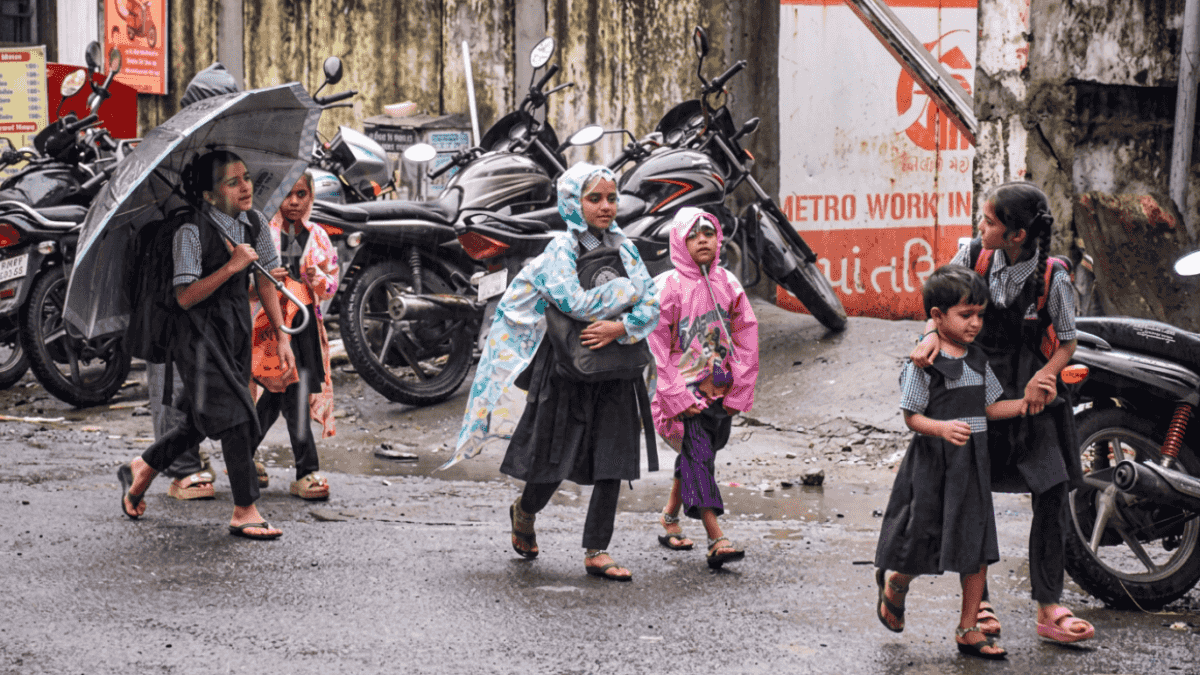 ગુજરાતમાં ભારે વરસાદનું સંકટ: અનેક જિલ્લાઓમાં રેડ એલર્ટ, માછીમારોને દરિયો ન ખેડવા સૂચના