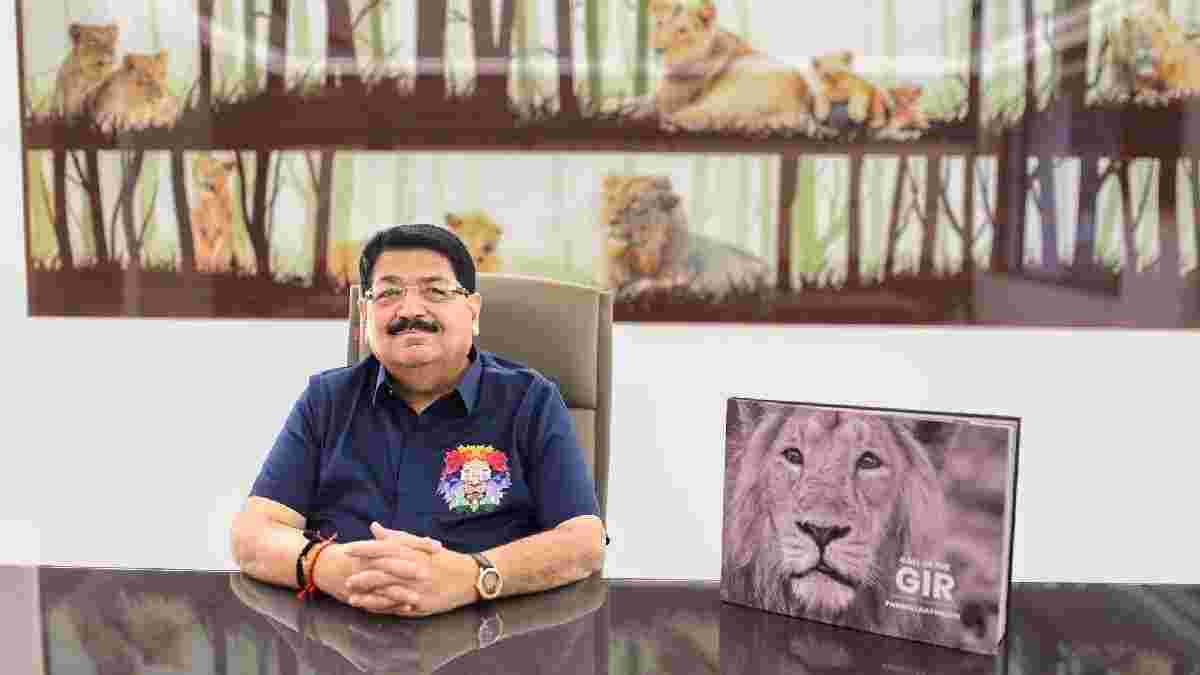 વિશ્વ સિંહ દિવસ: ગીર અને સિંહો સાથેના ચાર દાયકાના નાતાને યાદ કરતા પરિમલ નથવાણી