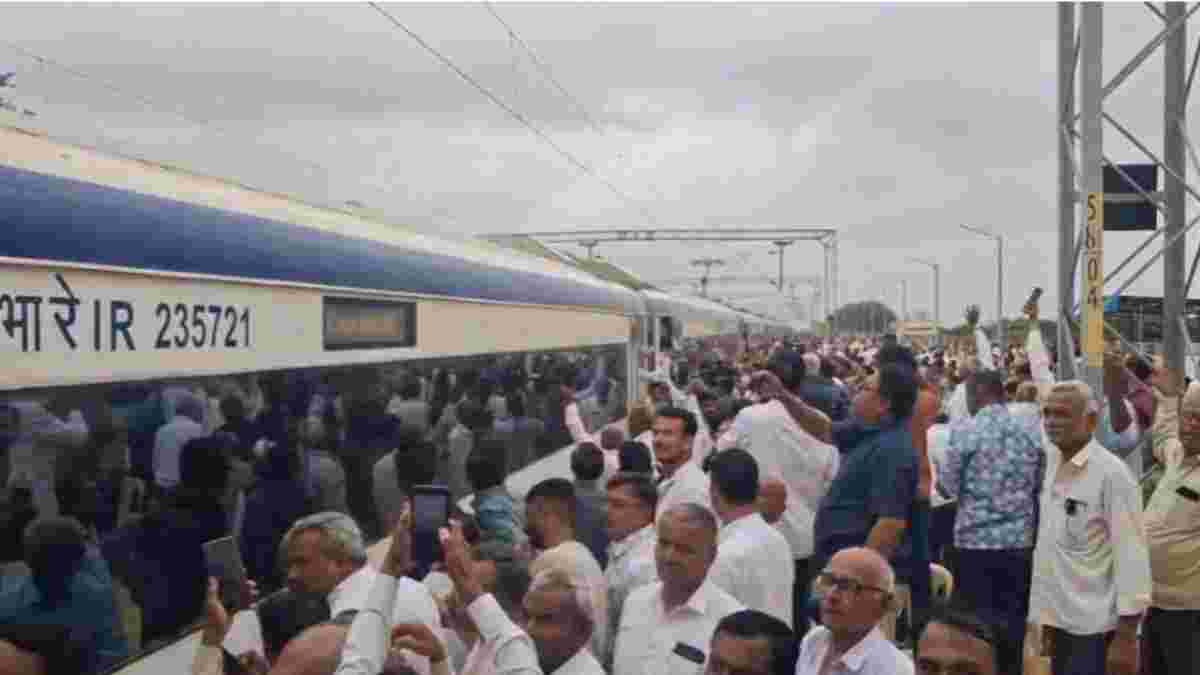 Amreli: ચિતલને મળ્યું વંદે ભારત ટ્રેનનું સ્ટોપેજ, પ્રથમ આગમને ભવ્ય સ્વાગતથી ગુંજી ઉઠ્યું સ્ટેશન