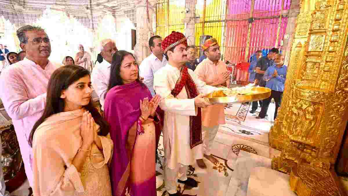 પર્યુષણ પર્વ પૂર્વે ગૌતમ અદાણી પરિવાર સાથે મહુડી જૈન મંદિર પહોંચ્યા, પૂજા-અર્ચના કરી આશીર્વાદ મેળવ્યા