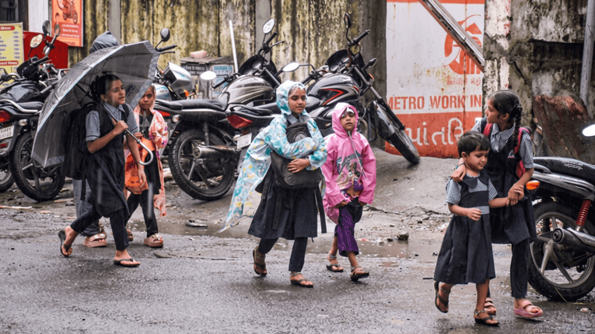 ગુજરાતમાં ભારે વરસાદનું સંકટ: અનેક જિલ્લાઓમાં રેડ એલર્ટ, માછીમારોને દરિયો ન ખેડવા સૂચના