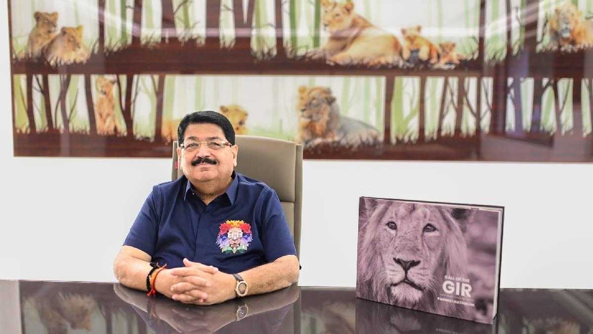 વિશ્વ સિંહ દિવસ: ગીર અને સિંહો સાથેના ચાર દાયકાના નાતાને યાદ કરતા પરિમલ નથવાણી