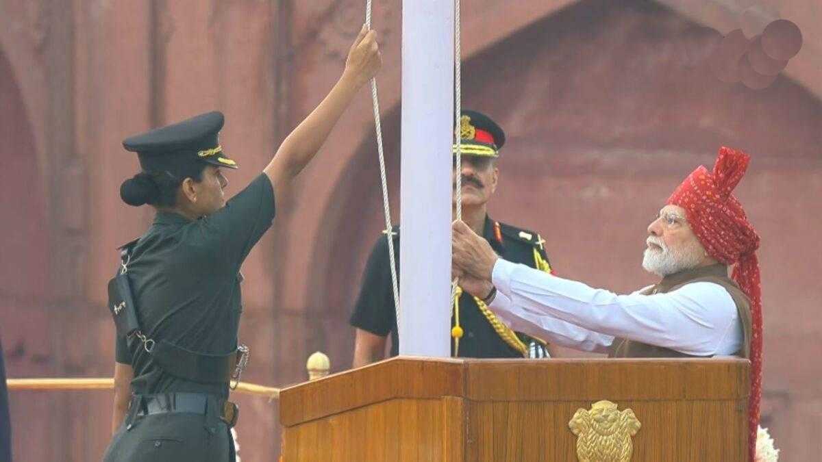 PM મોદી સાથે તિરંગા ધ્વજવંદનમાં દેખાયેલા કેપ્ટન સોનિયા સિંહ ચૌહાણ કોણ હતા?
