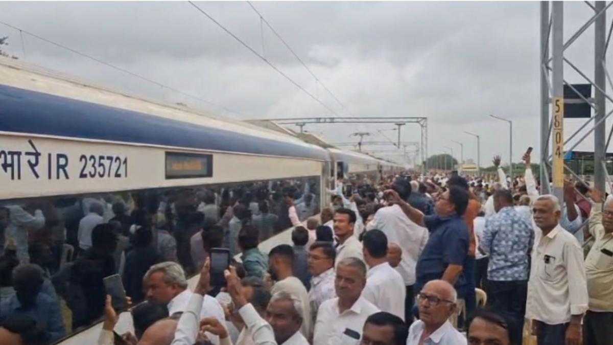 Amreli: ચિતલને મળ્યું વંદે ભારત ટ્રેનનું સ્ટોપેજ, પ્રથમ આગમને ભવ્ય સ્વાગતથી ગુંજી ઉઠ્યું સ્ટેશન