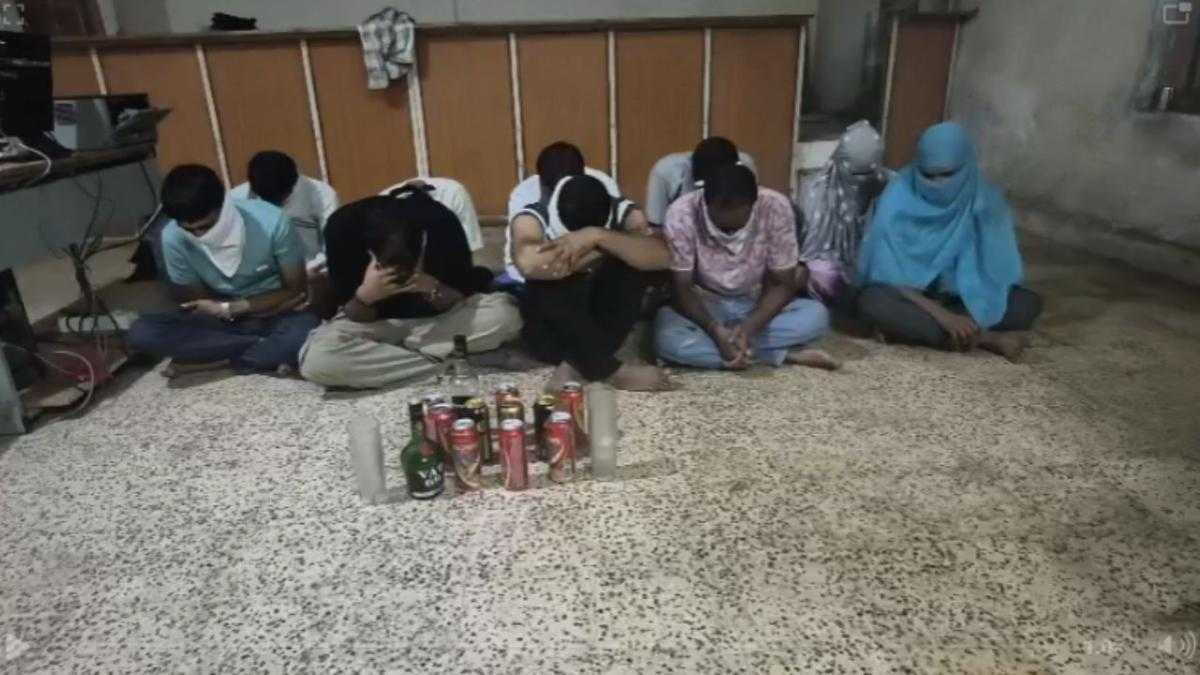 Junagadh: મેંદરડા નજીક ફાર્મ હાઉસમાં દારૂની મહેફિલ પર દરોડો
