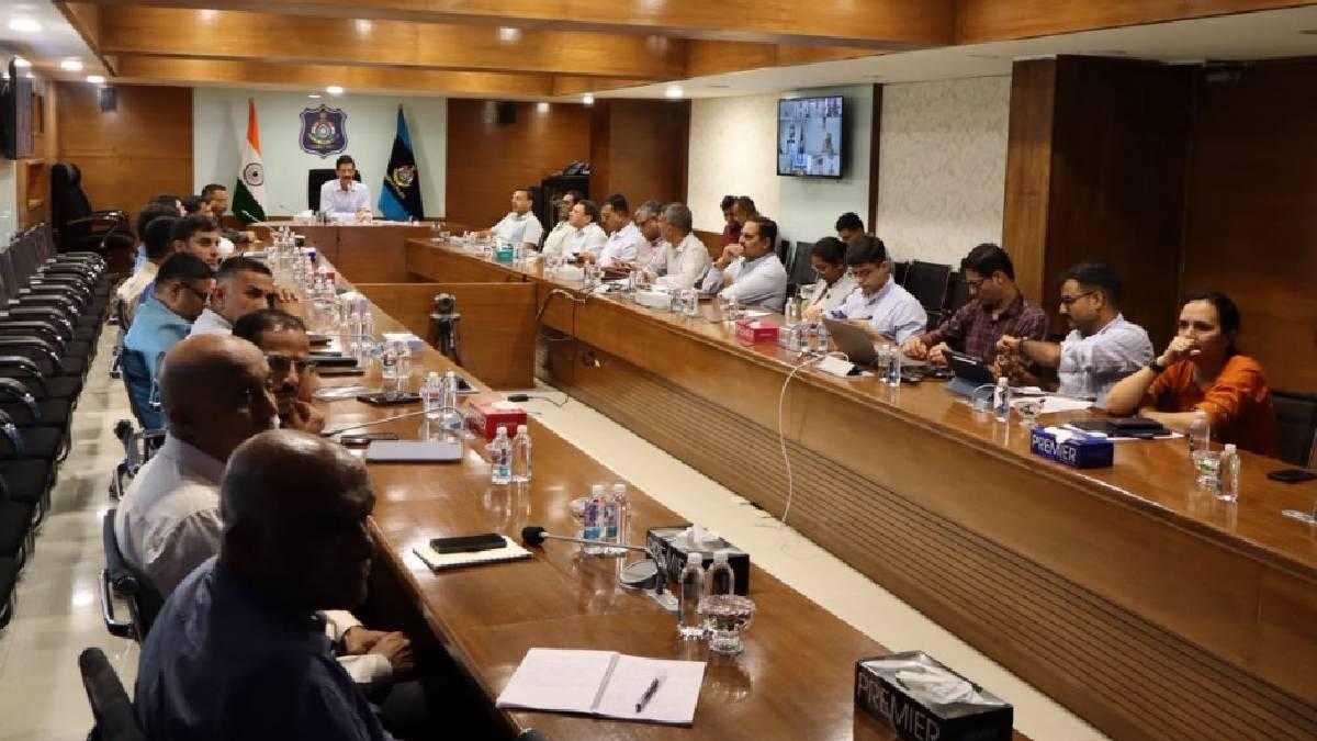રાજ્યના પોલીસ વડા જ્ઞાનેન્દ્રસિંહ મલિકની અધ્યક્ષતામાં કાયદો અને વ્યવસ્થાની સમીક્ષા બેઠક યોજાઈ