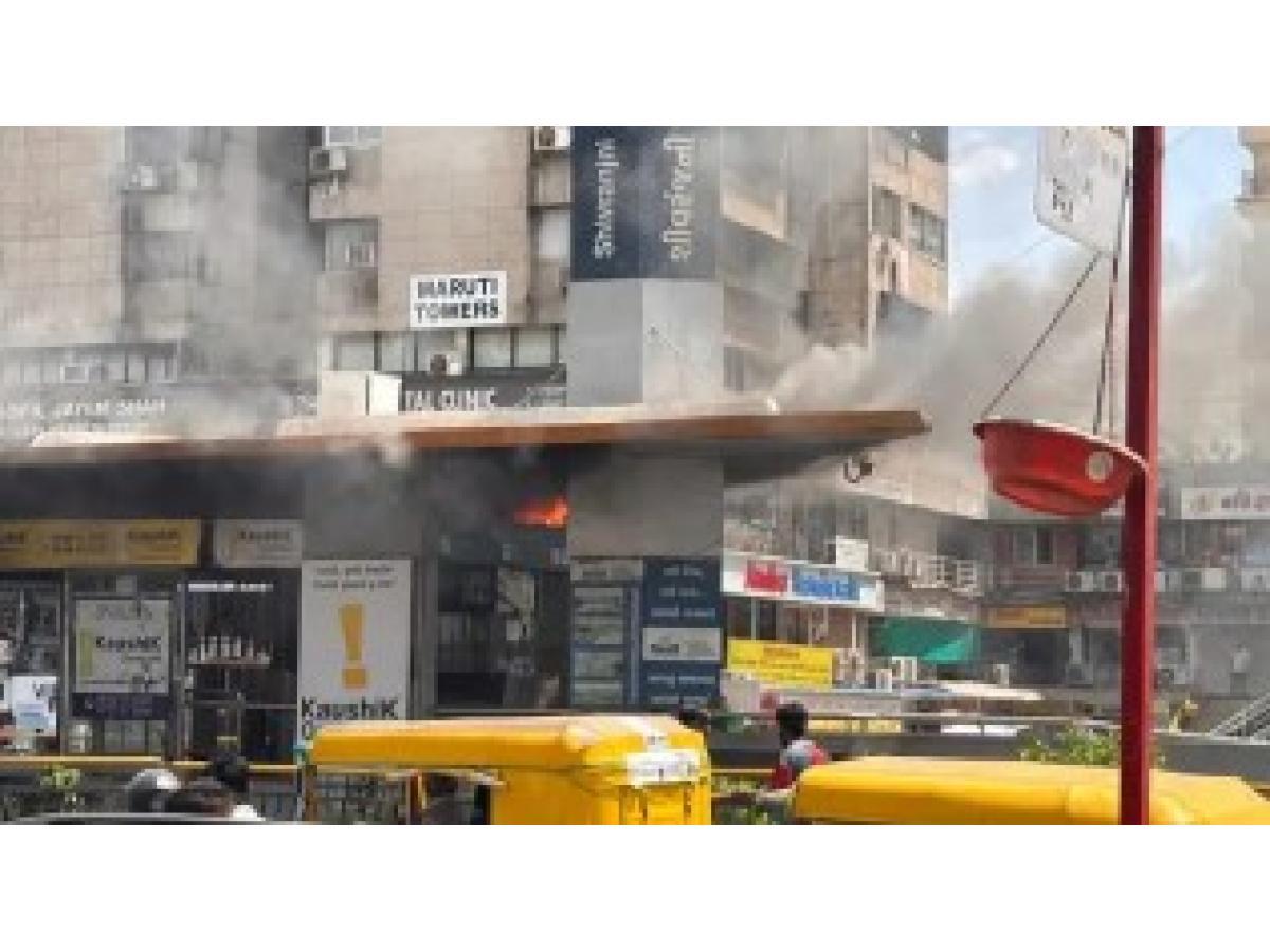 અમદાવાદના શિવરંજ BRTS સ્ટેન્ડમાં આગ લાગતા અફરા તફરીનો માહોલ