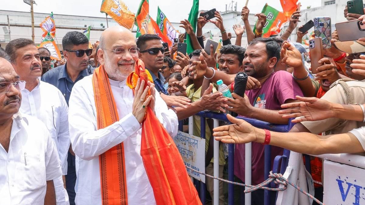 બંગાળમાં ભગવો લહેરાયો: અમિત શાહ કોલકાતા પહોંચ્યા, દક્ષિણેશ્વર કાલી મંદિરે પૂજા કરી
