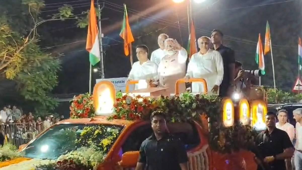 કર્મભૂમિ વડોદરામાં PM નરેન્દ્ર મોદીનો રોડ શો: મોટી સંખ્યામાં સંસ્કારી નગરીના લોકો રોડ શોમાં જોડાયા