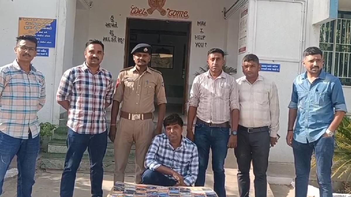 કપડવંજમાં ATM કાર્ડ બદલી ઠગ ઝડપાયો, 66 કાર્ડ કબજે