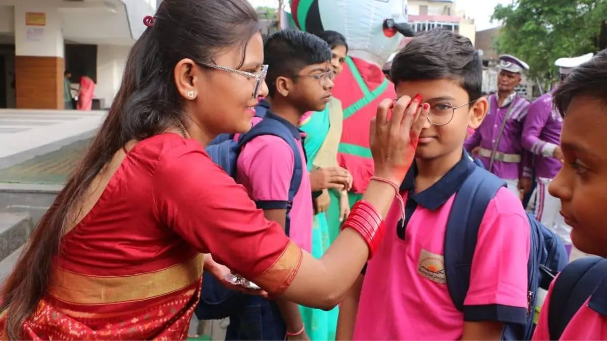 35 દિવસના ઉનાળુ વેકેશન બાદ ગુજરાતની શાળાઓ ફરી ધમધમી
