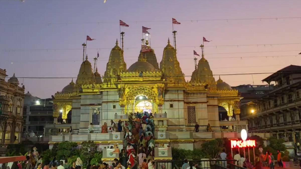 વડતાલ ખાતે શ્રી સ્વામિનારાયણ મંદિરમાં વડાપ્રધાન નરેન્દ્ર મોદીના દીર્ઘાયુષ્ય માટે મહાઆરતી યોજાઈ