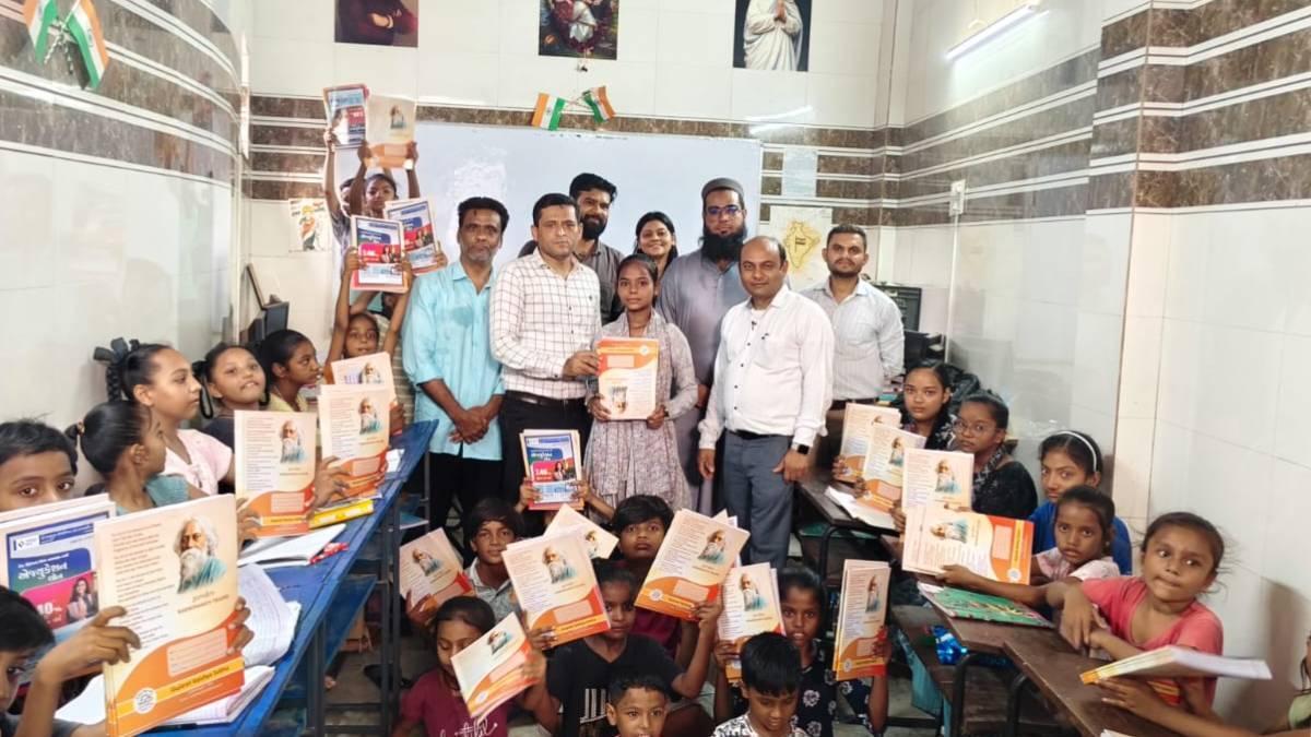 અમદાવાદના ઉમંગ સેવા ટ્રસ્ટ દ્વારા ગરીબ બાળકોને મફત ચોપડાઓનું વિતરણ