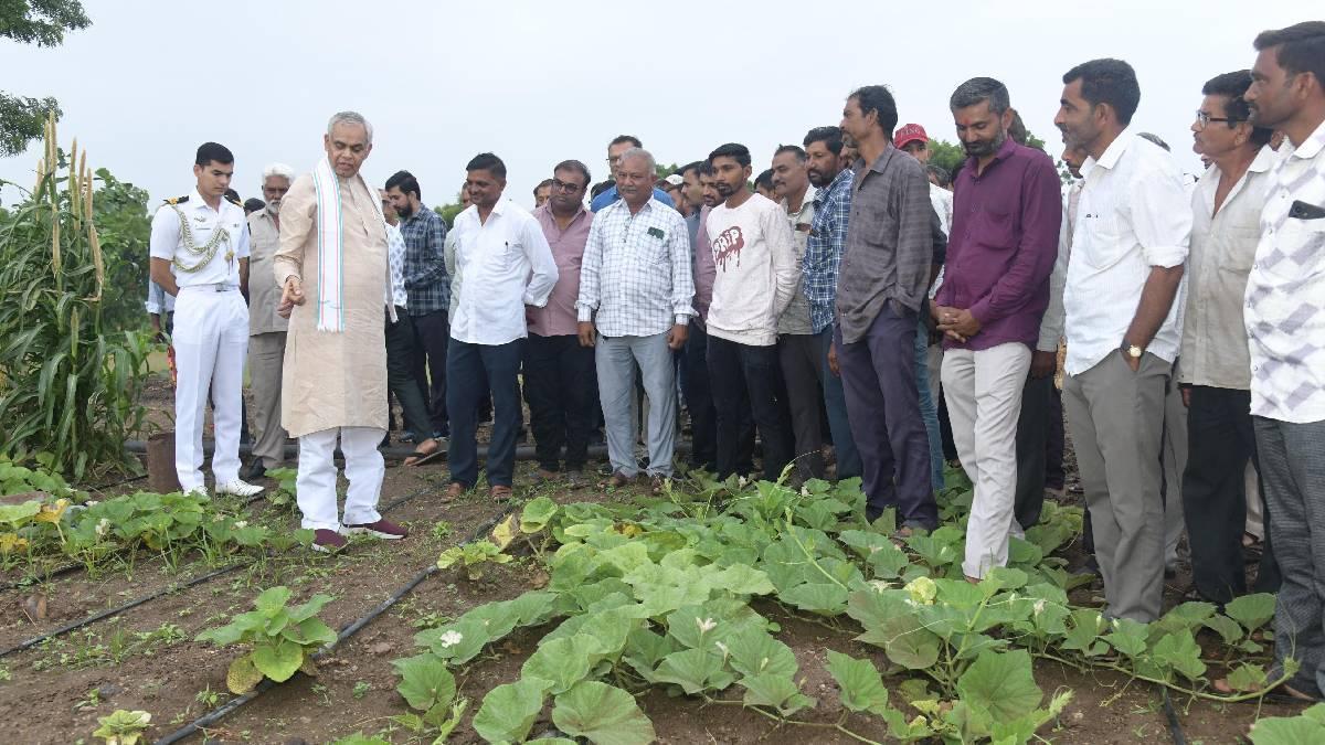 ઘોઘાના કરેડા ગામે રાજ્યપાલ આચાર્ય દેવવ્રતજીનો પ્રાકૃતિક ખેતી પ્રત્યેનો સંદેશ, ખેતરમાં હળ ચલાવી ખેડૂતોને પ્રેરણા આપી