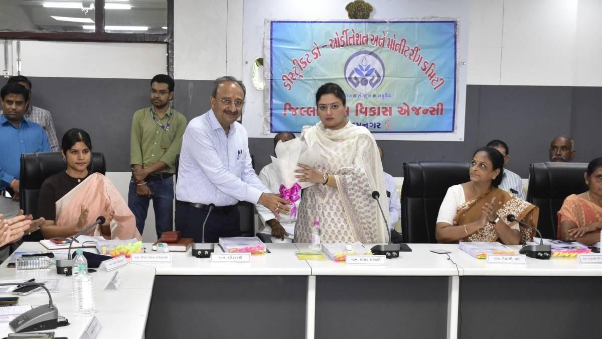 સાંસદ પૂનમબેન માડમે અધિકારીઓને આપ્યા નિર્દેશ, લોકપ્રતિનિધિઓના પ્રશ્નોનો સમયસર ઉકેલ લાવો