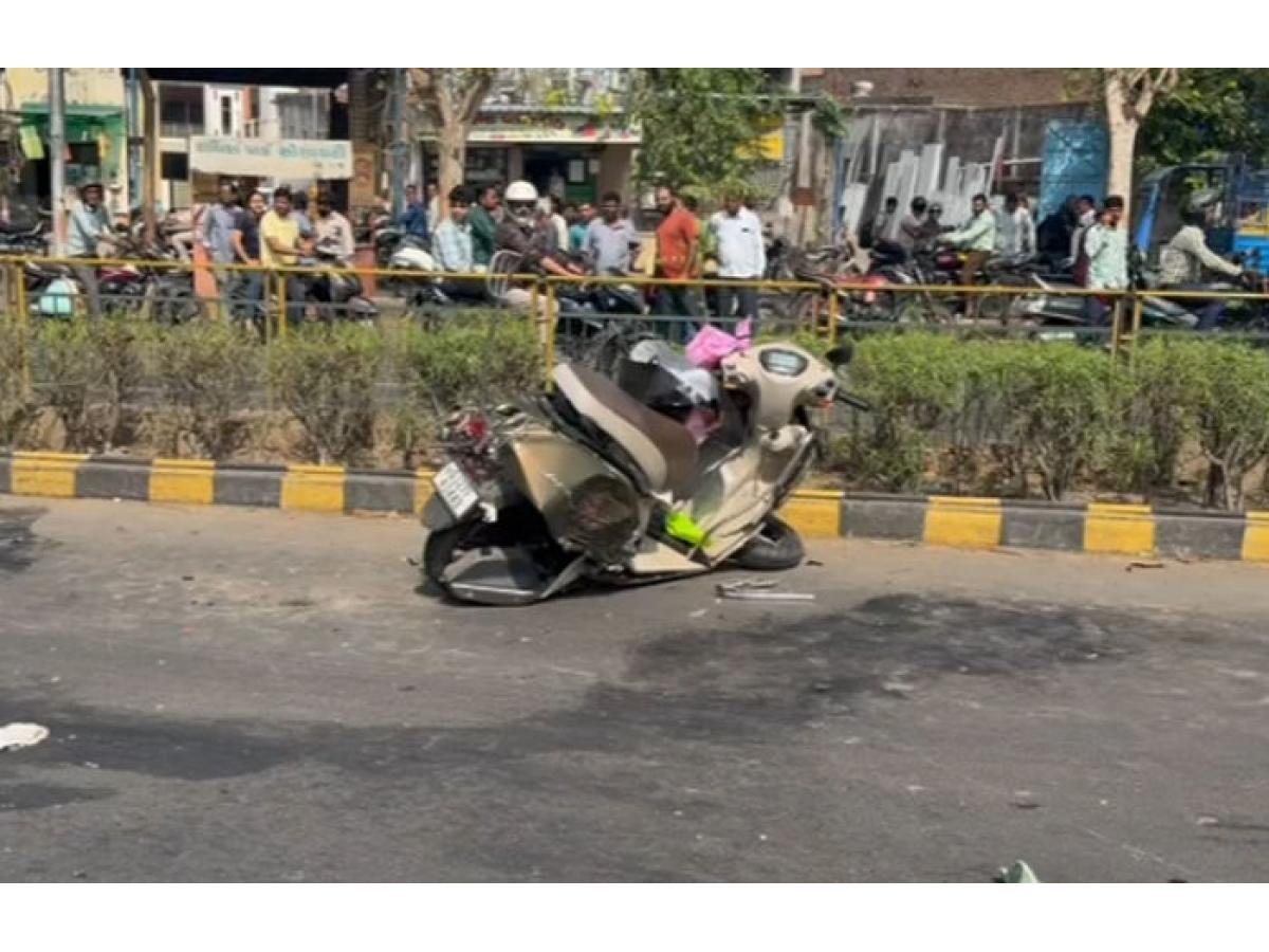 અમદાવાદમાં BRTS ટ્રેક પર ભયાનક અકસ્માત: મોપેડ ચાલકનું ઘટનાસ્થળે મોત