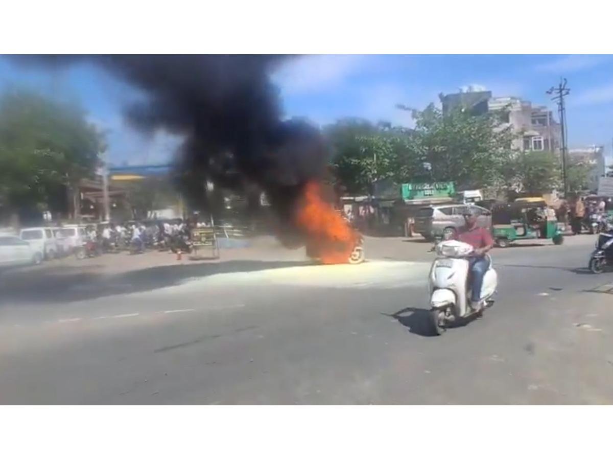 વડોદરામાં બાઈકમાં અચાનક આગ લાગતા : પેટ્રોલ પંપ પાસે હડકંપ