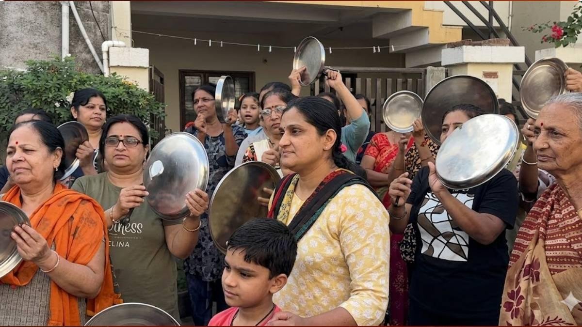રાજકોટના વોર્ડ 12માં ચૂંટણી ટાણે જ નારાજગી: 'થાળી વગાડી' મહિલાઓએ કર્યો જોરદાર વિરોધ કર્યો