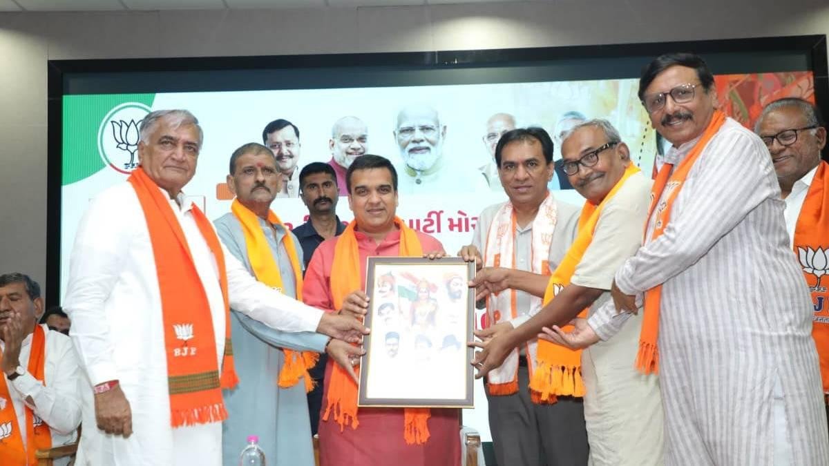 હર્ષ સંઘવીએ  મોરબીના સનાળામાં કમલમ ખાતે ચૂંટણી પ્રચાર બેઠક યોજી હતી