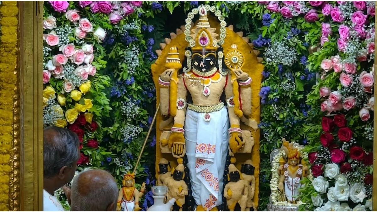 દ્વારકાધીશ મંદિરમાં અખાત્રીજથી ‘ચંદન વાઘા’ મનોરથ શરૂ: બે મહિના ઠાકોરજીને શીતળ શૃંગાર અને ઠંડા ભોગ આપવામાં આવશે