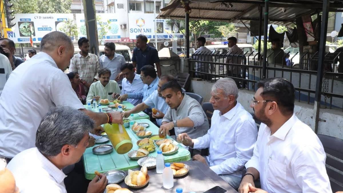 મીની બજારમાં હર્ષ સંઘવી  કાર્યકરો સાથે નાસ્તો માણતા નજરે પડ્યા